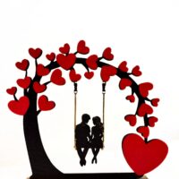 Decorațiune Lemn Cuplu pe Leagăn sub Copac cu Inimi – Cadou Romantic Personalizat